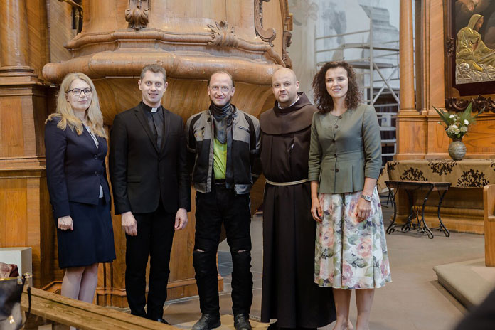 Pas šį kunigą vyksta iš visos Lietuvos – grąžina viltį sergantiems vėžiu
