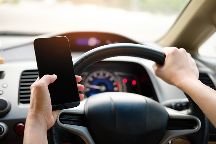Telefonų keliamas pavojus vairuojant: įžvelgiama nauja tendencija