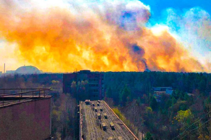 Radiacinės saugos centras stebi susidariusią situaciją dėl Černobylio zonos miškuose siaučiančių gaisrų