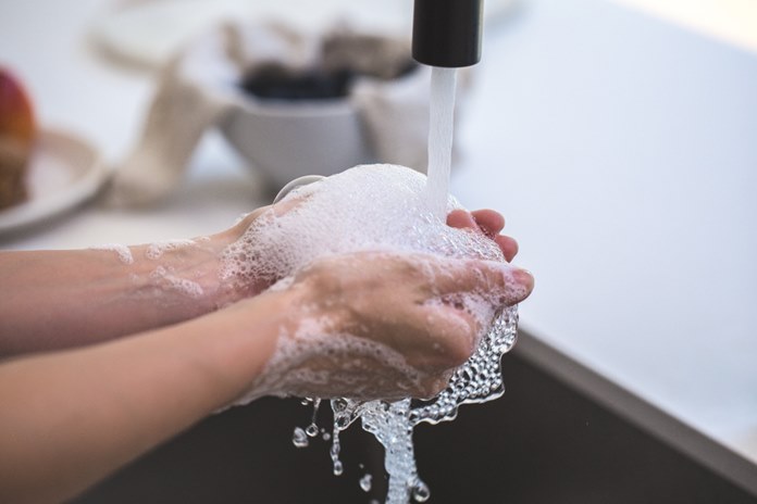 Pandemijos pamokos: tinkamai plauti rankas jau moko ir išmanieji įrenginiai