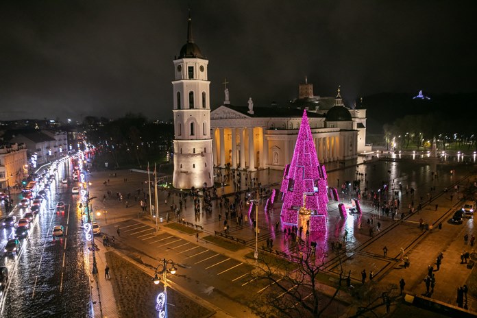 Vilniaus Katedros aikštėje įžiebta siurreali Kalėdų eglė