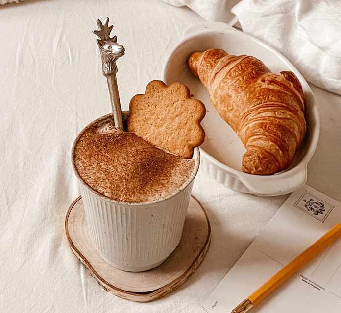 Žiemiški skoniai kavos puodelyje: imbierinių sausainių latės receptas