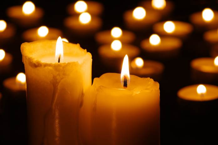 Kviečia uždegti žvakeles ant apleistų kapų