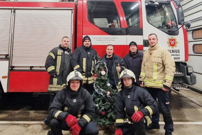 Ugniagesiai gelbėtojai: „Per Kalėdas ugnis ilsisi, o per Naujuosius metus – siautėja“