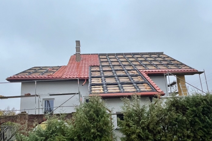Lietuviai namo stogą padarė iš saulės baterijų