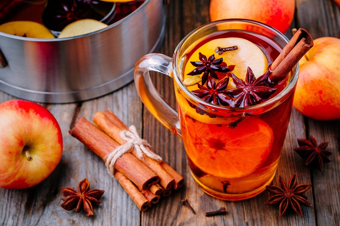 Šis karštas gėrimas šaltais vakarais – skaniau už arbatą: prireiks tik obuolių sulčių ir cinamono