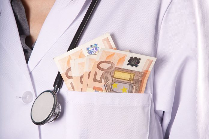 Kyšius iš pacientų ėmusiam medikui skirta 46,4 tūkst. eurų bauda