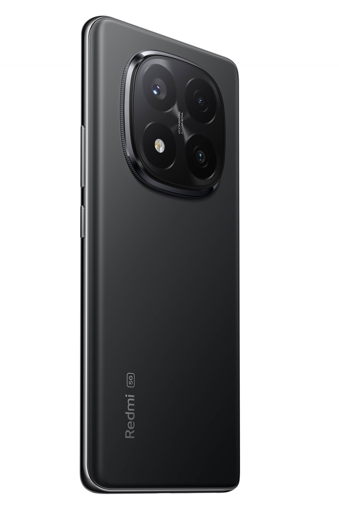 Juodas „Redmi Note 14“ išmanusis telefonas, pavaizduotas iš galinės pusės, su akcentuota keturių kamerų sistema ir elegantišku korpusu.