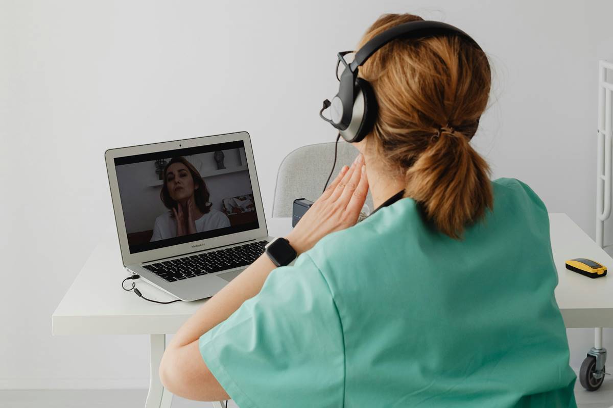 nuotoline gydytojo konsultacija pacientas kompiuteris telemedicina namuose
